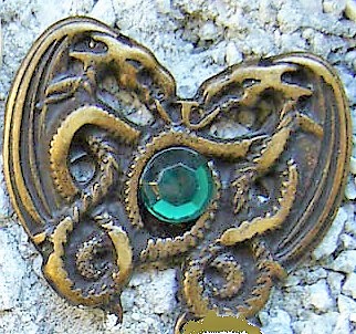 Zierbeschlag „Dragonheart Smaragd“ in Altmessing – Nordische Drachen mit grünem Glasstein, 33 x 28 mm