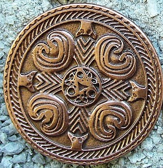 Großer Zierbeschlag „Brustplatte“ aus kupferfarbenem Zamak – Wikinger-Brustschild mit Tierornament