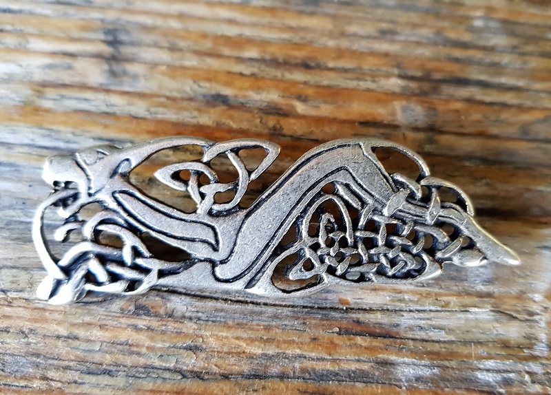 [A-5257-1] Wikinger-Brosche „Keltischer Hund“ silberfarben – ZAMAK-Gewandschließe für LARP & Reenactment