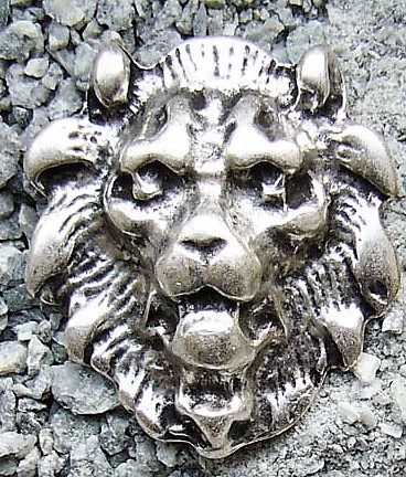 Löwenkopf-Beschlag silberfarben – Heraldische Zierniete mit Löwenrelief für LARP & Mittelalterausrüstung