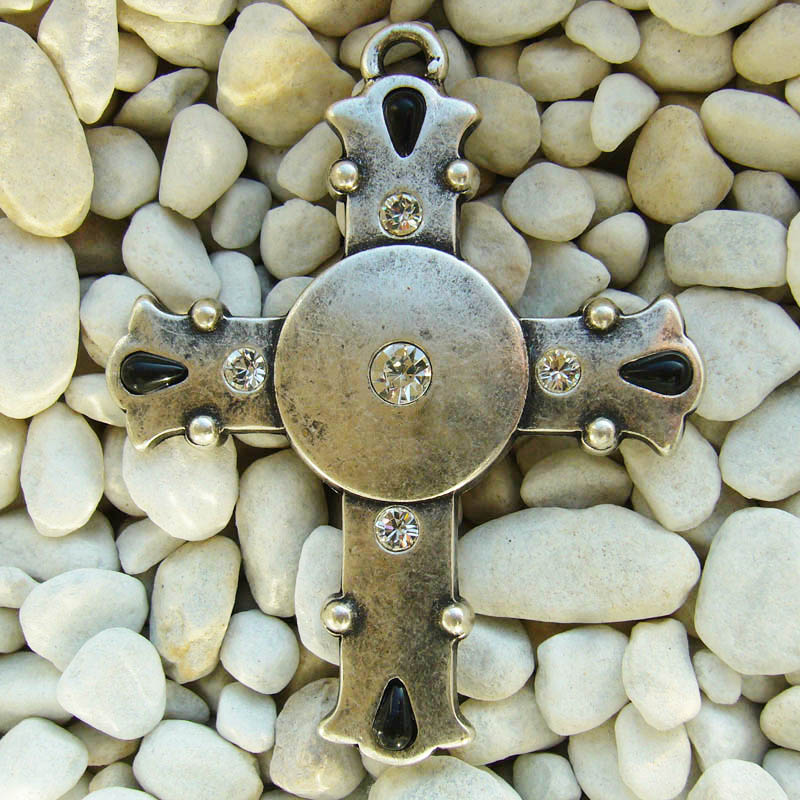 Großer Kreuzanhänger silberfarben – Zamak-Kreuz mit 5 Strasssteinen