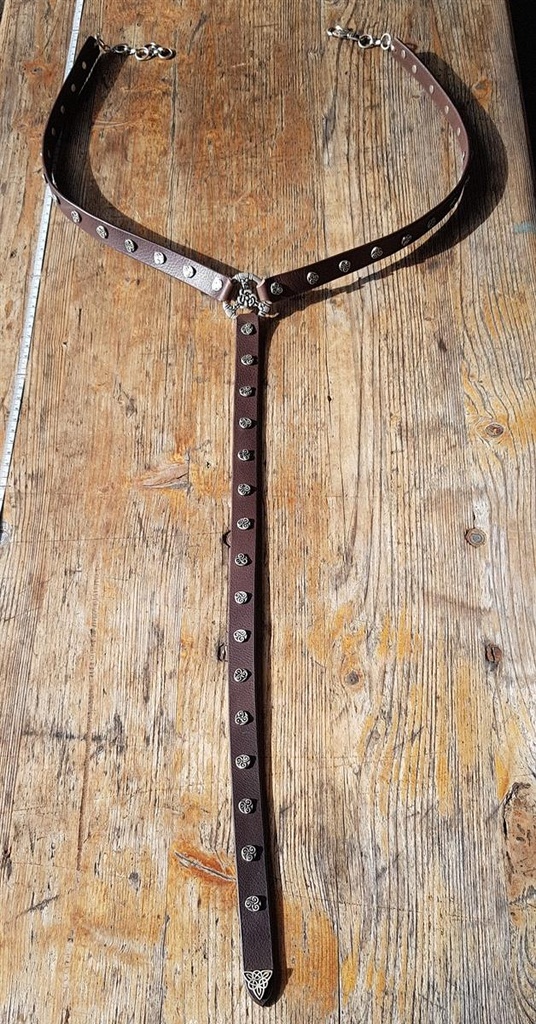Y-Triskel, Ypsilon-Leder-Hüftgürtel,schwarz, mit Triskel-Beschlägen, silbern