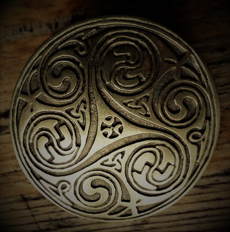 Wirbel-Triskele 'isle of man', messingfarbener Beschlag