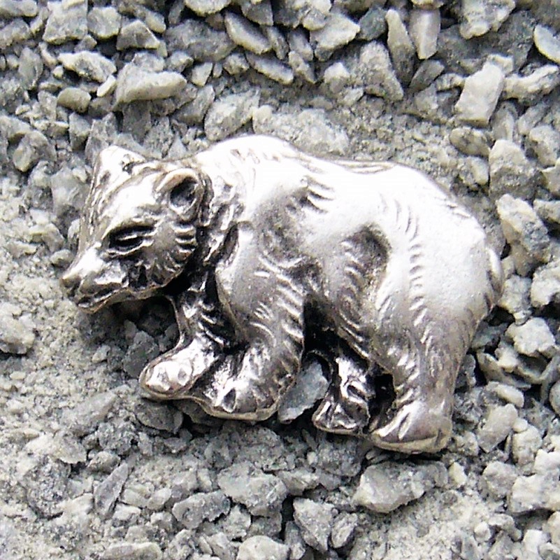 Silberfarbene Zierniete „Bär“ – Kleiner Tierbeschlag für Gewandung, Gürtel oder Tasche