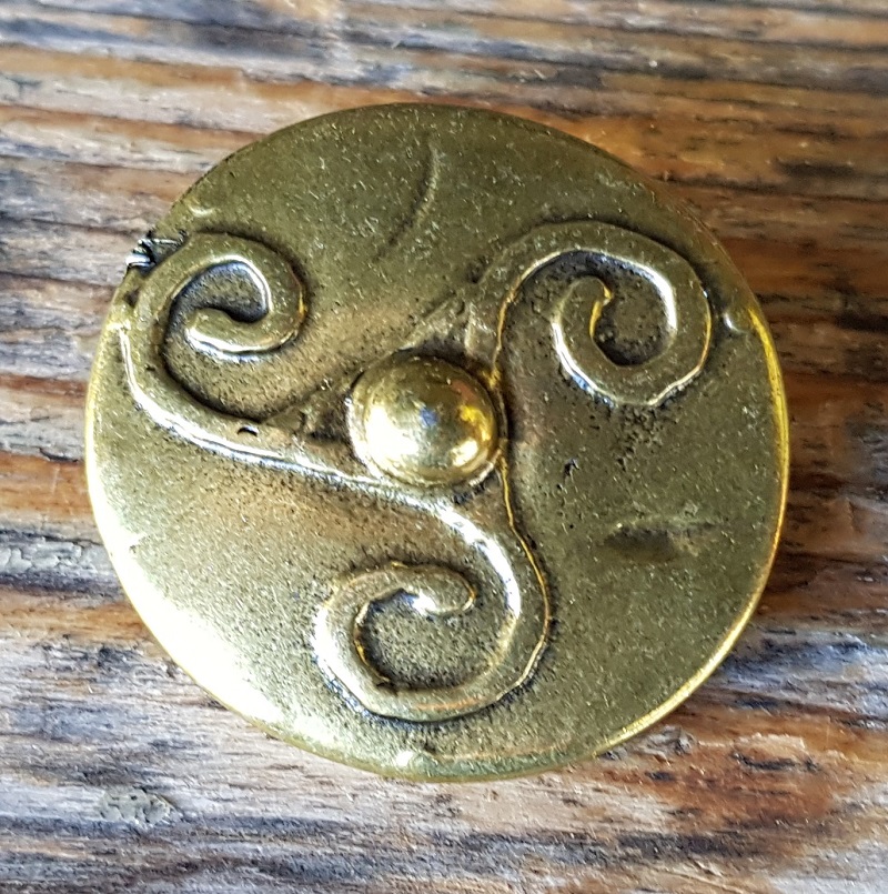 [N-116-2] Triskel Beschlag messingfarben