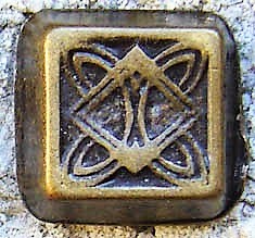 Rüstungsniete „BIRKA“ in Altmessing – Keltisches Quadratmuster für Rüstung & Gewandung