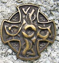 Drachen-Kreuz Zierbeschlag in Altmessingoptik – Keltisches Drachensymbol 33 x 33 mm