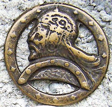 [N-254-21] Zierbeschlag „Nordischer Krieger“ – Runder altmessingfarbener Beschlag mit Kriegerprofil