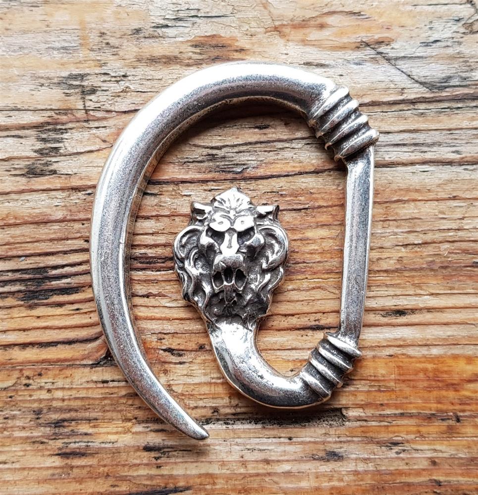 [V-288-1] Löwen-Haken silberfarben – Mittelalterlicher Mantelverschluss mit Löwenkopf für LARP & Reenactment