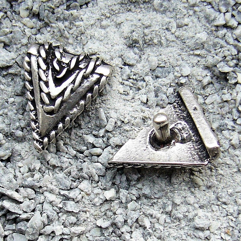[N-188-1] Rüstungsniete „TJÄREBORG“ – Silberfarbener Dreiecksbeschlag mit Randverzierung 