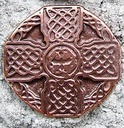 keltisches Flechtkreuz, kupferfarbener Beschlag