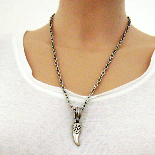 Halskette mit Anhänger - Zahn