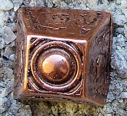 Rüstungsniete „KATTEGAT“ – Kupferfarbener Pyramidenbeschlag für historische Lederarbeiten