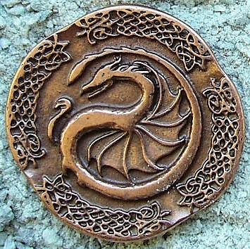 [N-218-4] Drache des Nordens Zierbeschlag in Kupferoptik – Nordisches Drachenmotiv Ø 35 mm