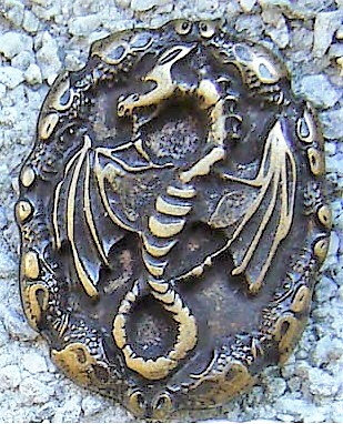 Drachen-Amulett Zierbeschlag in Altmessingoptik – Nordischer Drachenbeschlag 35 x 45 mm