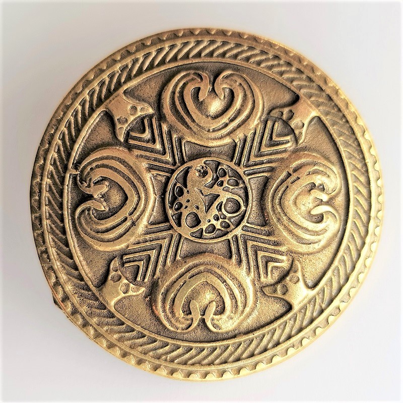 Zierbeschlag „Brustplatte“ – großer messingfarbener Wikinger-Beschlag mit Tierornament