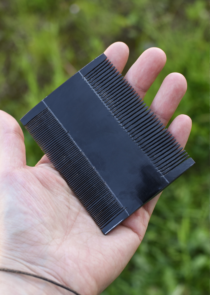 Doppelseitiger Hornkamm aus Rinderhorn – handgefertigt, 7 x 9 cm