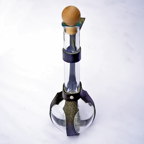 [15 FF 3] Langhals-Feldflasche aus Glas – 0,5 l mit Lederhalterung für den Gürtel