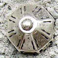 [N-234-1] Rüstungsniete „REYKJAVIK“ – Silberfarbener Zierbeschlag im Stil nordischer Tempelarchitektur