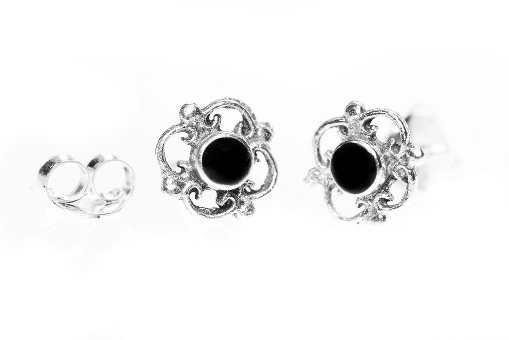Ohrstecker Navina mit Onyx aus Silber 925 – Mittelalter Ornament Ohrschmuck 6 mm