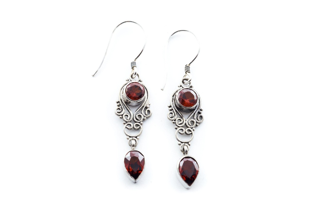 [oh94] Ohrhänger Narisa mit Granat aus Silber 925 – Mittelalter Ohrringe 4,5 cm handgeschmiedet