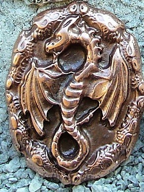 Drachen-Amulett Zierbeschlag in Kupferoptik – Mystischer Drachenbeschlag 35 x 45 mm