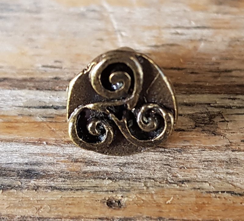 Mini-Triskel, Beschlag altmessingfarben