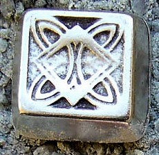 [N-209-1] Rüstungsniete „BIRKA“ in Silberoptik – Keltisches Quadratknoten-Ornament 18 mm