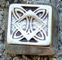 Rüstungsniete „BIRKA“ in Silberoptik – Keltisches Quadratknoten-Ornament 18 mm