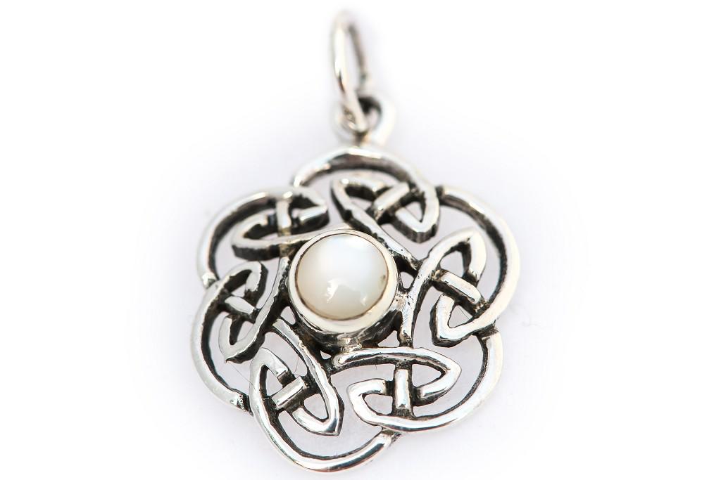 NUADA Schmuck-Anhänger – Keltischer Knoten mit Perlmutt aus Silber 925 (2,5 cm)