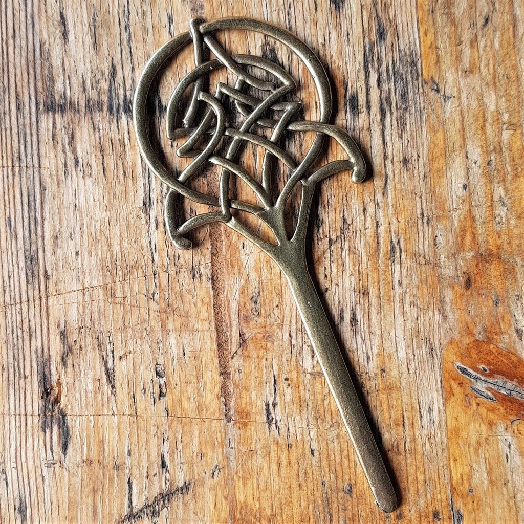 [A-682-2] Haarnadel „NIAMH“ – Messingfarbene Haarnadel mit keltischem Knotenmotiv im Runddesign