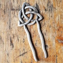 Haarnadel „URD“ – Silberfarbene keltische Doppelschaft-Haarnadel im Stil nordischer Mythologie