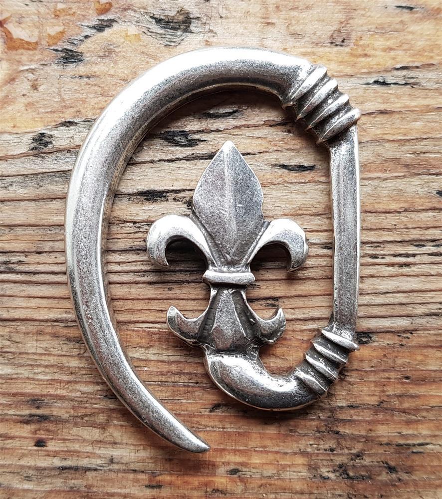 [V-122-1] Lilien-Haken silberfarben – Mittelalterlicher Mantelverschluss mit Fleur-de-Lys für LARP & Gewandung