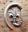 Lilien-Haken silberfarben – Mittelalterlicher Mantelverschluss mit Fleur-de-Lys für LARP & Gewandung