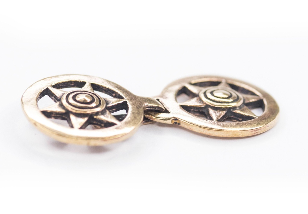 [fb30] Wikinger-Gewandschließe „Svastna – Sonne“ aus Bronze – Klappfibel 4,2 cm mit Sonnenornament