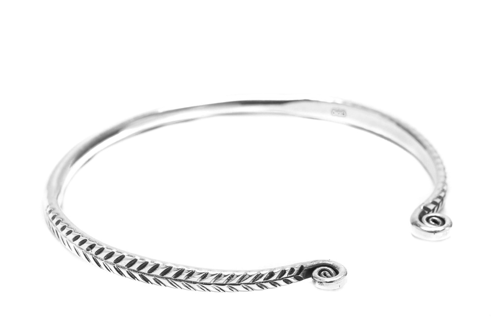 SPIRA Armreif aus Silber – Zarter Wikinger Damenreif mit Spiralmuster Ø 6 cm