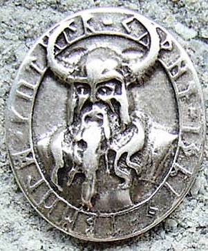Odin-Amulett – Ovaler Zierbeschlag in silberfarbener Ausführung