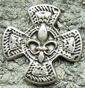 Silberfarbener Beschlag „Fleur de Lys“ – Kreuzniete mit französischer Lilie für historische Gewandungen