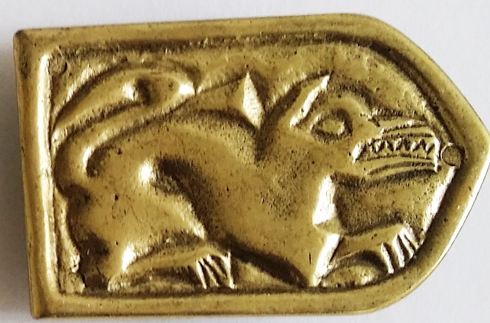 [N-013-2] Messingfarbene Gürtelspitze „Sarkony – Drache“ – Mittelalter-Beschlag aus Zamak für 3 cm Riemen