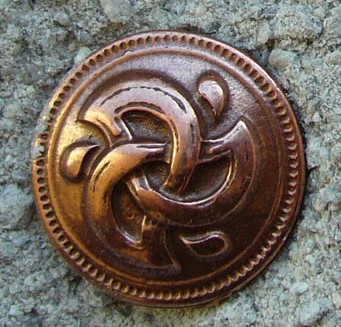[N-262-4] Wirbel-Triskele klein, kupferfarbener Beschlag