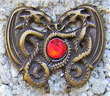[N-210-21] Zierbeschlag „Dragonheart Rubin“ in Altmessing – Nordische Drachen mit rotem Glasstein, 33 x 28 mm