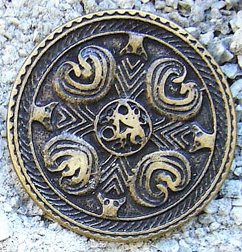 Großer Zierbeschlag „Brustplatte“ aus altmessingfarbenem Zamak – Wikinger-Brustschild