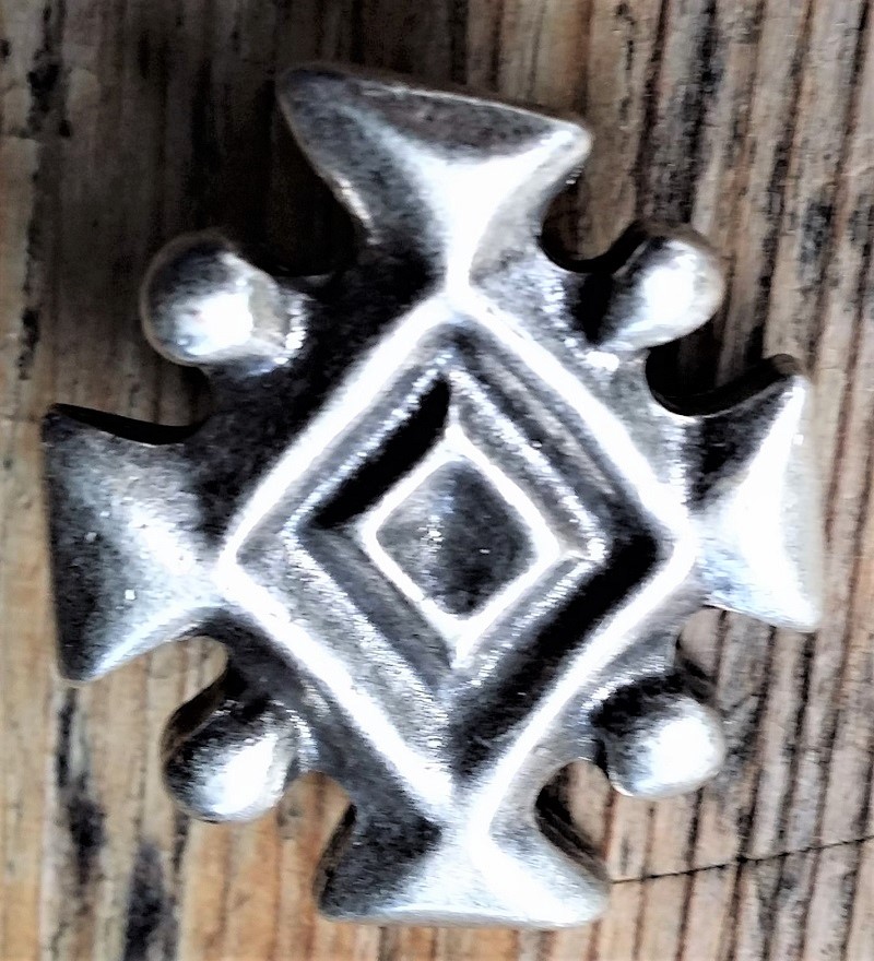 [N-253-1] Isländisches Königssymbol silberfarben – 34 mm Mittelalter-Zierbeschlag für Gürtel & Gewandung im nordischen Stil