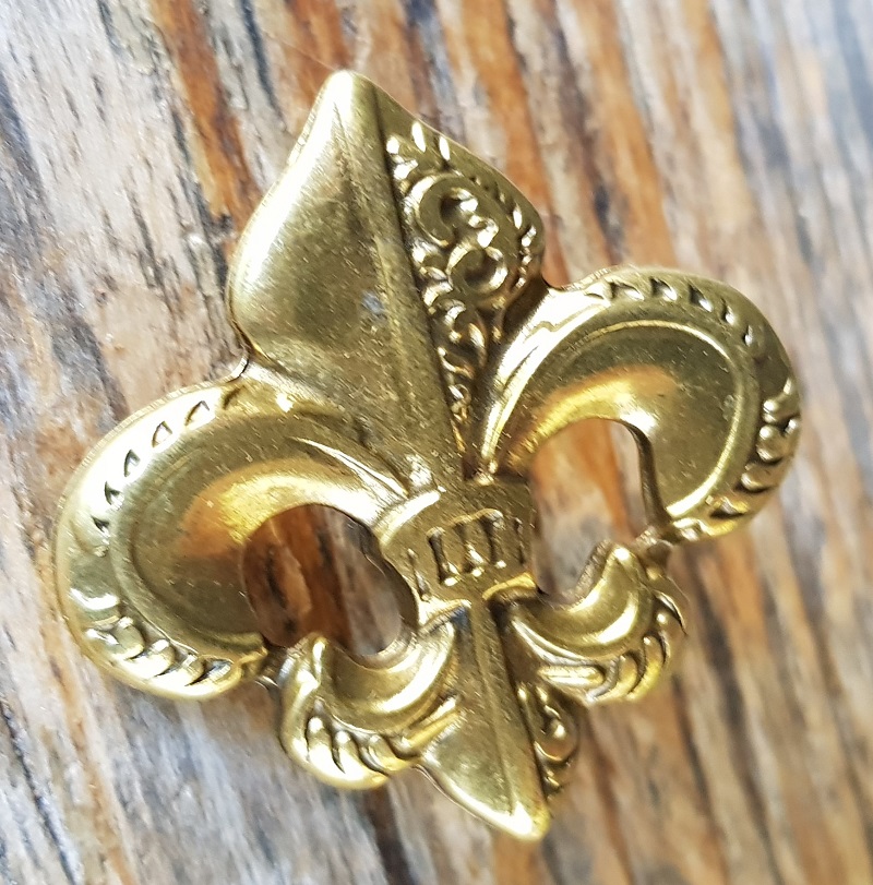fleur de lys, messingfarbener Beschlag, mittel