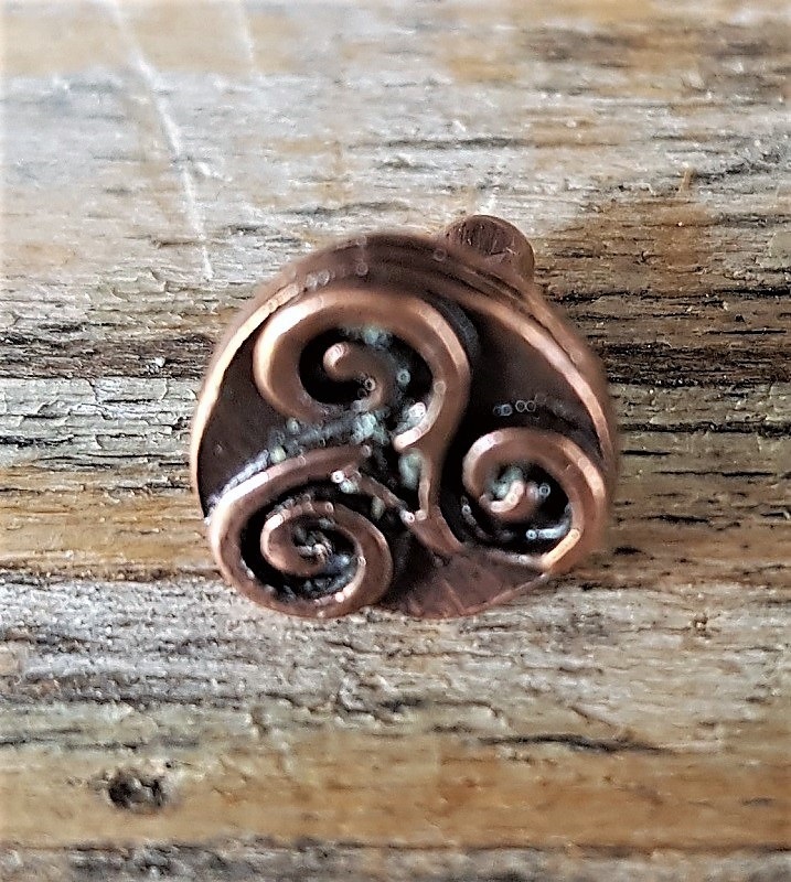 Mini-Triskel, Beschlag kupferfarben