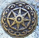 „Schild des Berling“ – Altmessingfarbener Zierbeschlag aus Zamak, Ø 35 mm