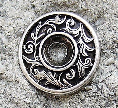 [N-153-1] Zierniete „Rand“ – Silberfarbener Lochnieten-Kranz mit Rankenmuster