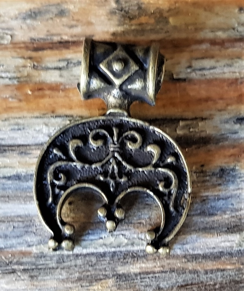 Magyar Anhänger altmessingfarben – Kleiner Symbolanhänger aus Zamak im historischen Stil