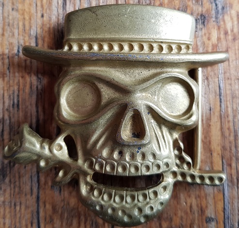 Totenkopfschließe, Baron Samedi, goldstaubfarbene Koppelschließe