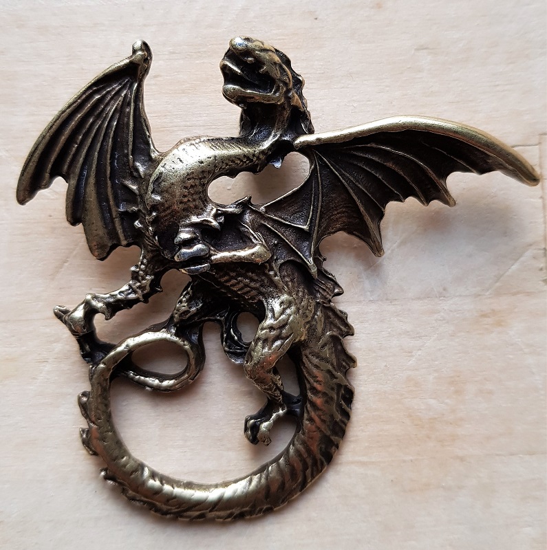 Nordischer Drache Anhänger messingfarben – Großer Mythologie-Schmuck aus Zamak